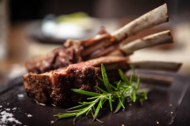 Biberiyeli ızgara kuzu pirzolası.