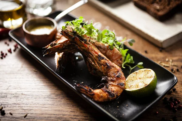 Gegrillte Tigergarnelen mit Chilisoße und Limette — Stockfoto