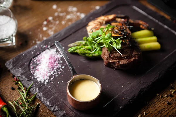 試食メニュー。牛ステーキと焼きトラエビ. — ストック写真