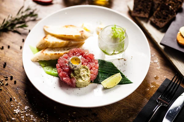 Tartare de atum servido em um prato no restaurante — Fotografia de Stock