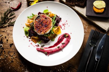 Restoranda servis edilen ızgara keçi peynirli salata.