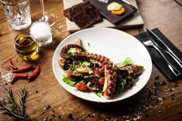 Insalata di polpo servita su un piatto del ristorante — Foto Stock