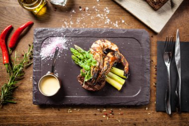 Tadım menüsü. Biftek ve ızgara karides..