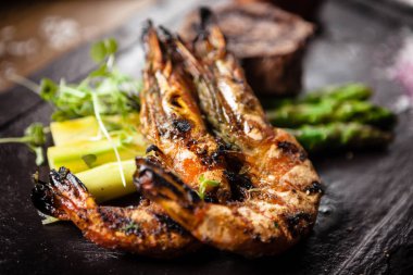 Tadım menüsü. Biftek ve ızgara karides..
