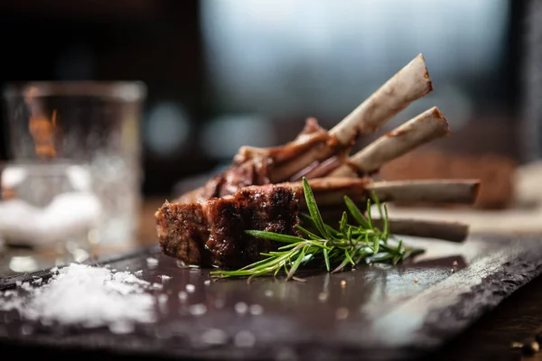 Grillade lammkotletter serverade med en rosmarin-gren — Stockfoto