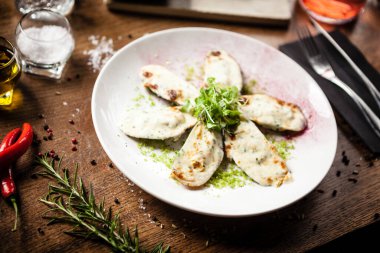 Parmegano ve krem peynirli yeşil midye.