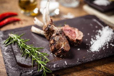 Biberiyeli ızgara kuzu pirzolası.