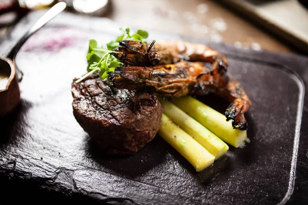 Tasting menu. Beef steak and grilled tiger prawns. — Stock Photo, Image