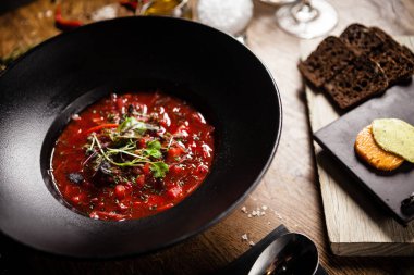 Restoranda servis edilen pancar çorbası.