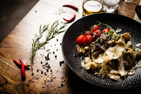 Pasta Angus negra servida en un tazón negro en el restaurante — Foto de Stock