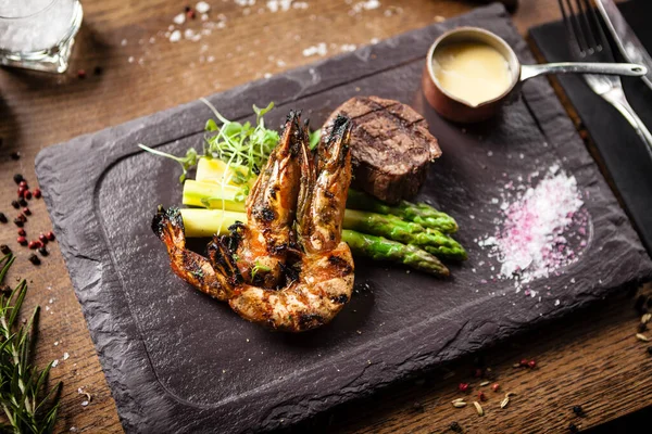 Verkostungsmenü. Rindersteak und gegrillte Tigergarnelen. — Stockfoto