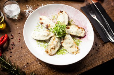 Parmegano ve krem peynirli yeşil midye.