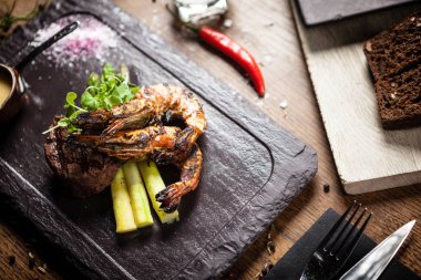 Tadım menüsü. Biftek ve ızgara karides..