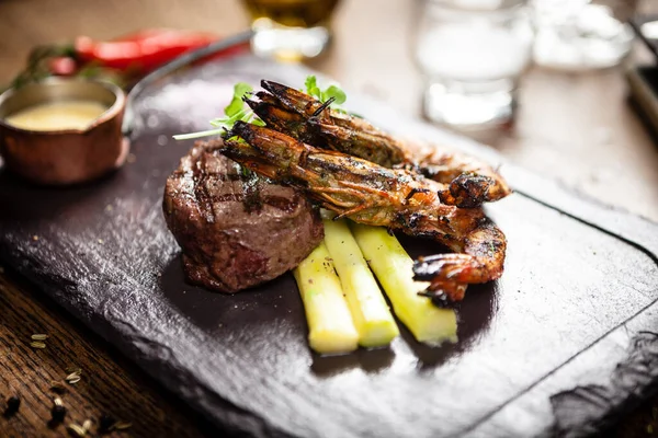 Ochutnávka. Hovězí steak a grilované tygří krevety. — Stock fotografie