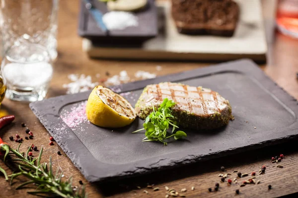 Tuna steak with panko and grilled lemon — Stock Photo, Image