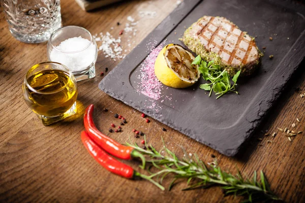 Tuna steak with panko and grilled lemon — 스톡 사진