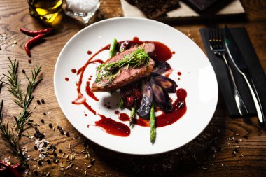 Restoranda servis edilen ördek göğsü.