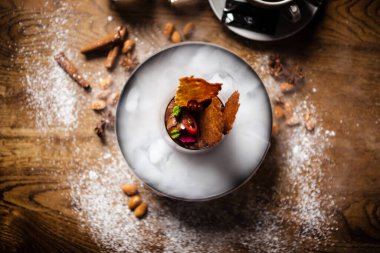 Sıvı buz dumanıyla servis edilen çikolatalı mus.