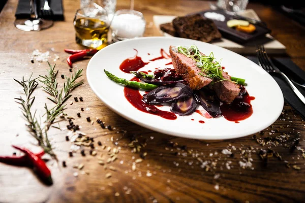 Peito de pato servido em um prato no restaurante — Fotografia de Stock