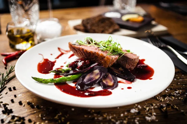 Anka bröst serveras på en tallrik i restaurang — Stockfoto