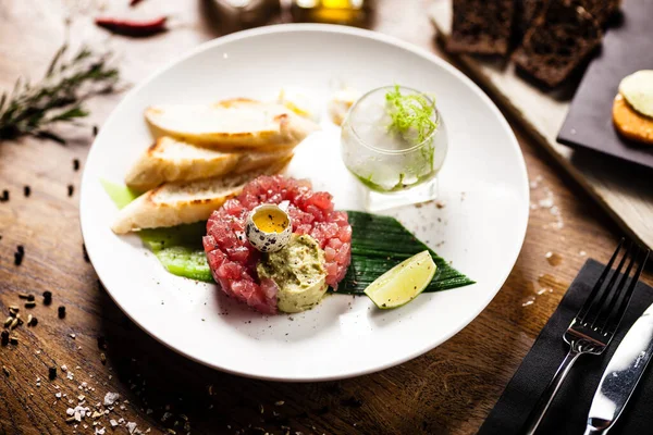 Tartare de atum servido em um prato no restaurante — Fotografia de Stock