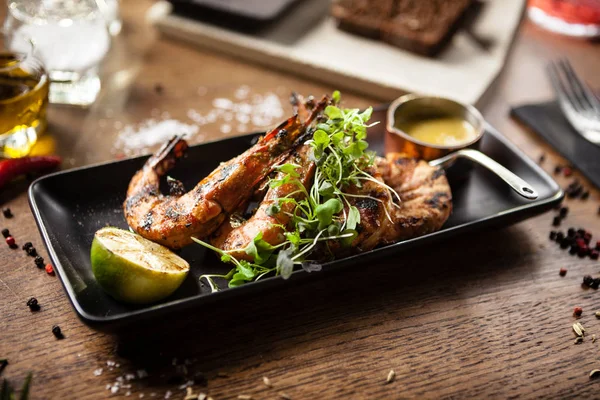 Gamberi tigre alla griglia con salsa al peperoncino e lime — Foto Stock