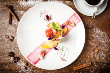 Tutkulu meyve inciri ve portakal soslu cheesecake.