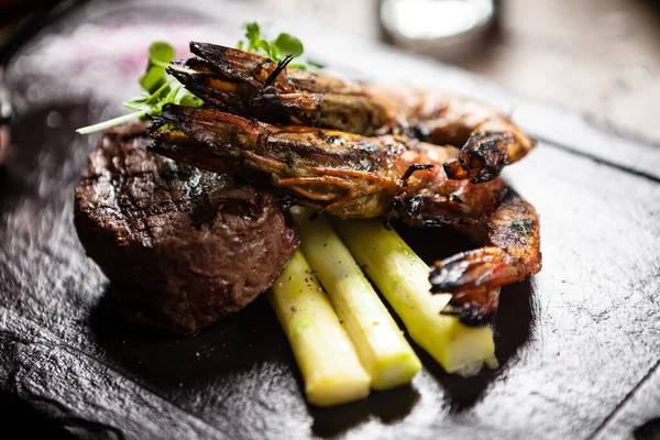 Smakmeny. Nötkött och grillade tigerräkor. — Stockfoto