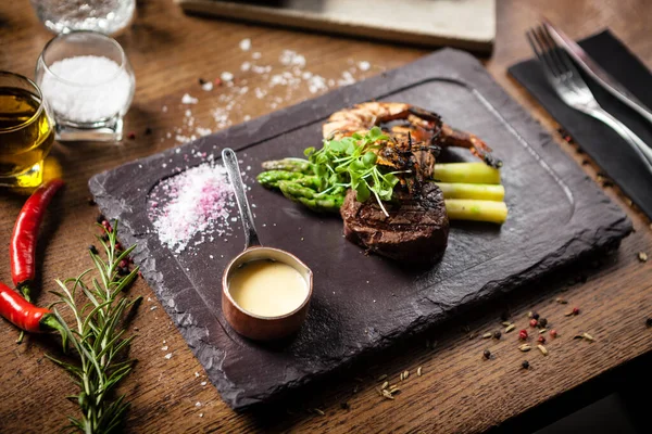 Menù degustazione. Bistecca di manzo e gamberi tigre alla griglia . — Foto Stock