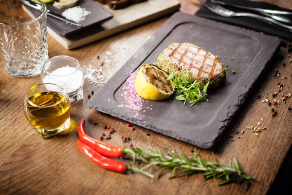 Tuna steak with panko and grilled lemon — 스톡 사진