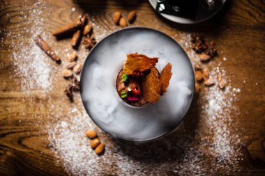 Sıvı buz dumanıyla servis edilen çikolatalı mus.