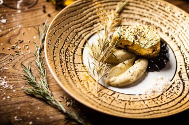 Siyah Angus fileto bifteği 24 karat altınla kaplı.