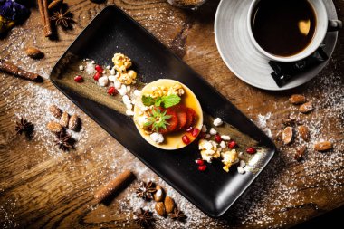 Şekerleme Panna Cotta bir fincan kahveyle servis edilir.