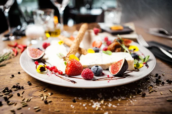 Piatto di formaggio per due servito su un piatto di un ristorante — Foto Stock