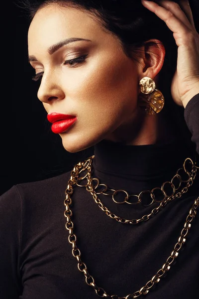 Jeune femme avec des accessoires de luxe sur fond noir — Photo