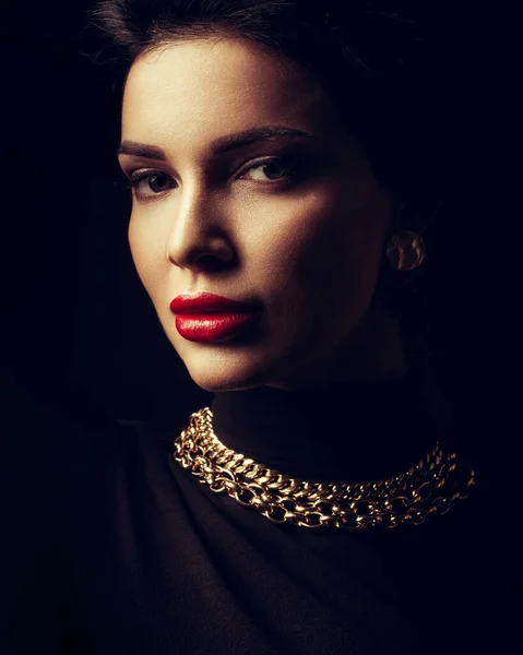 Giovane signora con accessori di lusso su sfondo nero — Foto Stock
