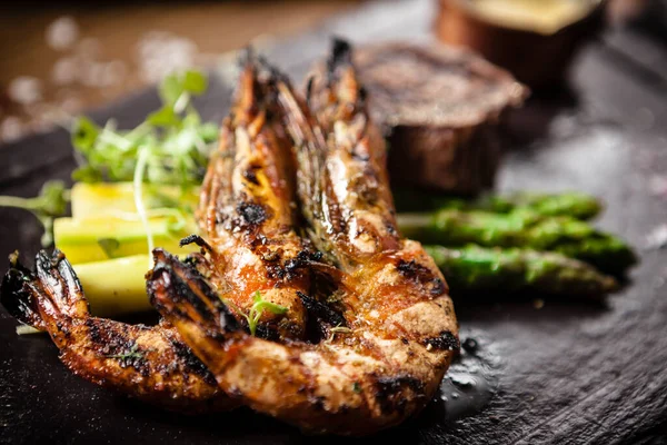 Menù degustazione. Bistecca di manzo e gamberi tigre alla griglia . — Foto Stock