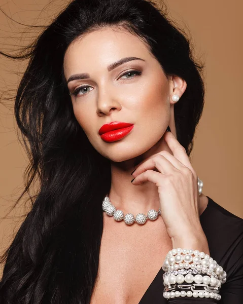 Giovane signora con accessori di lusso su sfondo beige — Foto Stock