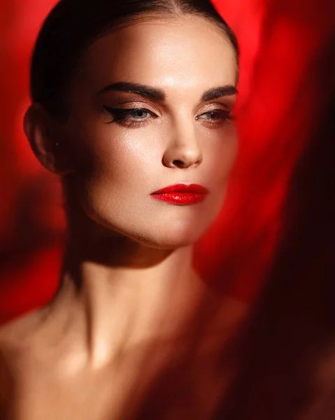 Portret modnej damy w rubinowej czerwieni — Zdjęcie stockowe