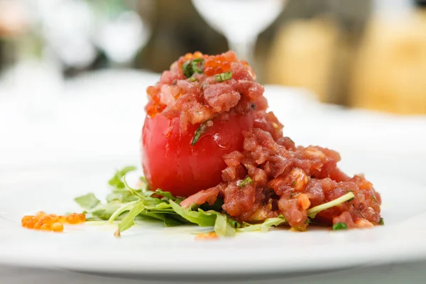 Tártaro de atum com tomate servido em um prato — Fotografia de Stock