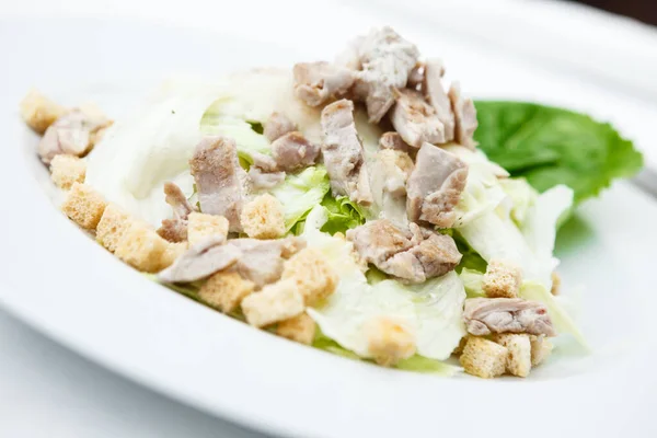 Классический салат Цезарь подается на тарелке — стоковое фото