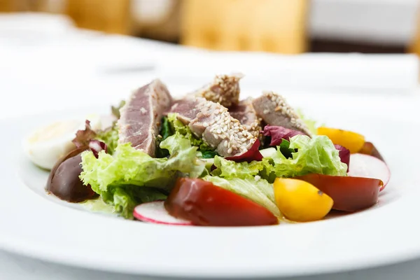 Tuna salad with tomatoes served on a plate — Stock Photo, Image