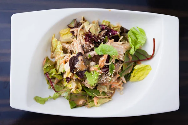 Ensalada de pollo y fideos servida en un plato — Foto de Stock