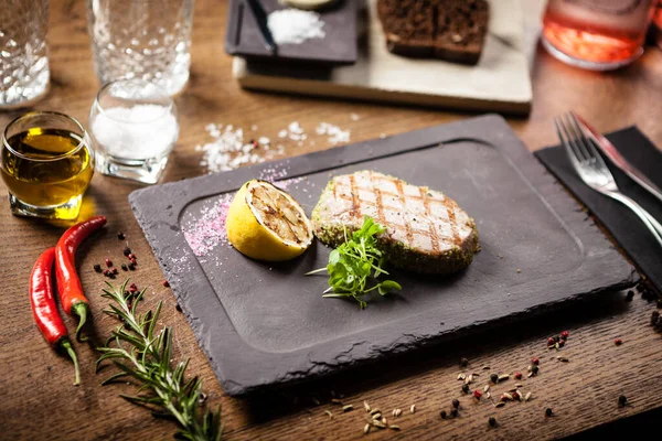 Bistecca di tonno con panko e limone alla griglia — Foto Stock
