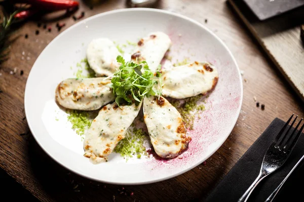 Moules vertes cuites au permégano et fromage à la crème — Photo