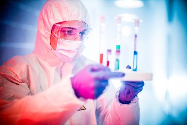 Corona virüsü konsepti. Erkek doktor test tüplerini inceliyor.