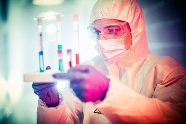 Corona virüsü konsepti. Erkek doktor test tüplerini inceliyor.