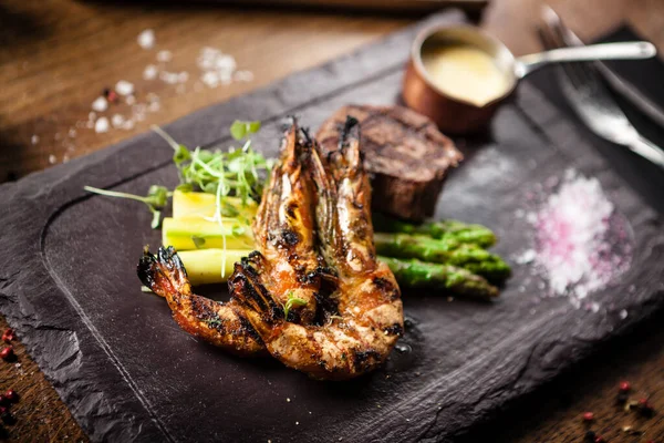 Menù degustazione. Bistecca di manzo e gamberi tigre alla griglia . — Foto Stock