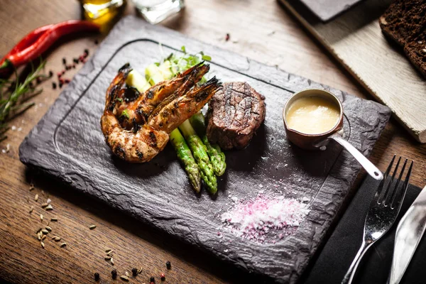 Menú degustación. Carne de res y gambas tigre a la parrilla . —  Fotos de Stock