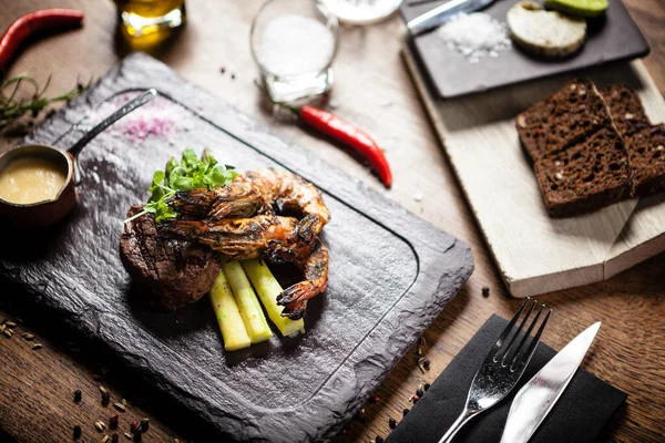 Smakmeny. Nötkött och grillade tigerräkor. — Stockfoto